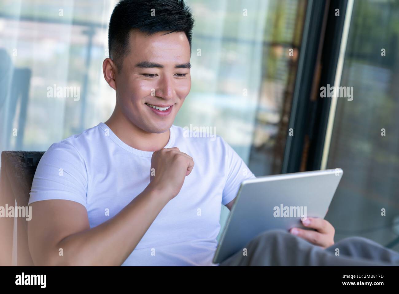 Der junge Mann benutzt Tabletten Stockfoto