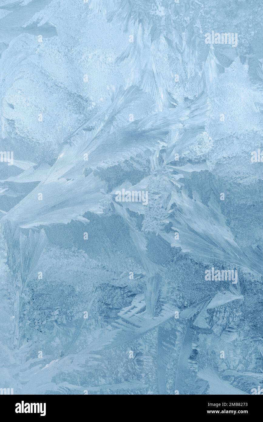 Gefrorenes Fenster, Frostzeichnung auf Glas im kalten Winter. Eistextur Stockfoto