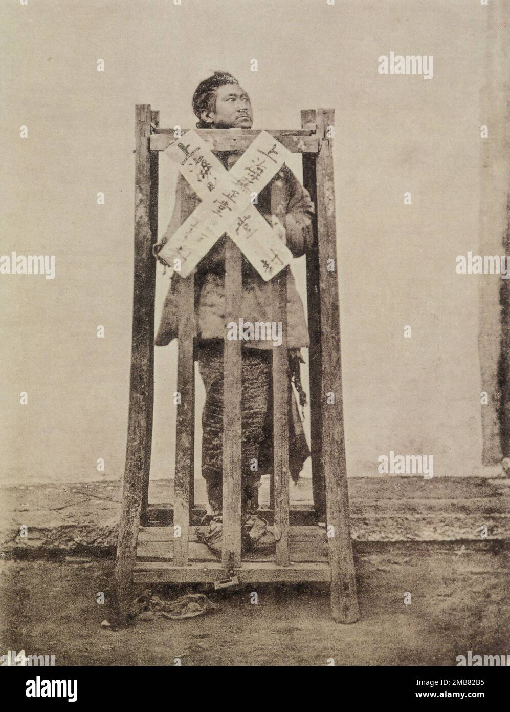 John Thomson - der Todeskäfig - China - Methode der langsamen Folter oder Hinrichtung - c1870 Stockfoto