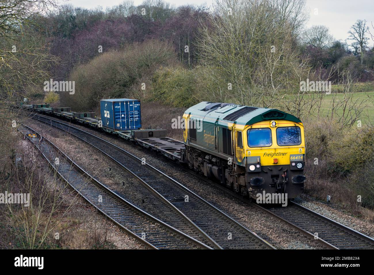 Freightliner Klasse 66 Diesellokomotive Nr. 66414 führt einen intermodalen Zug in Warwickshire, Großbritannien Stockfoto