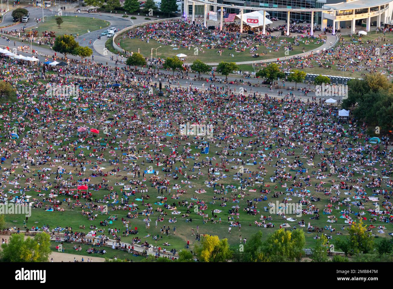 Am 4. Juli 2022 versammeln sich Menschenmassen im Auditorium Shores, Austin, Texas, um das Feuerwerk zu sehen. Stockfoto