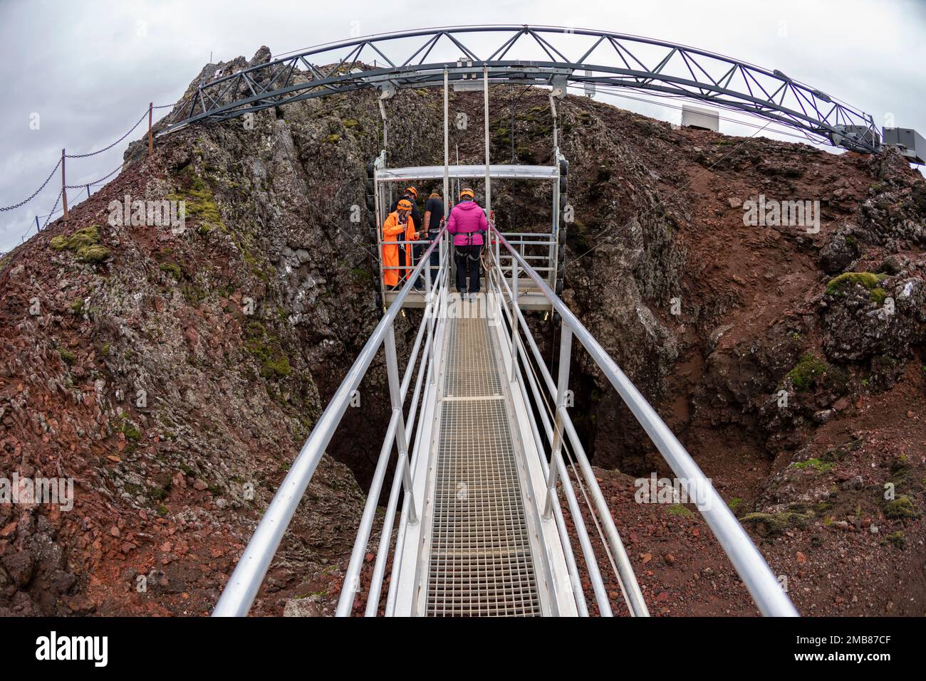 Steigen Sie hinab in den Vulkan Thrihnukagigur in Island. Fußweg zum Aufzug. Stockfoto