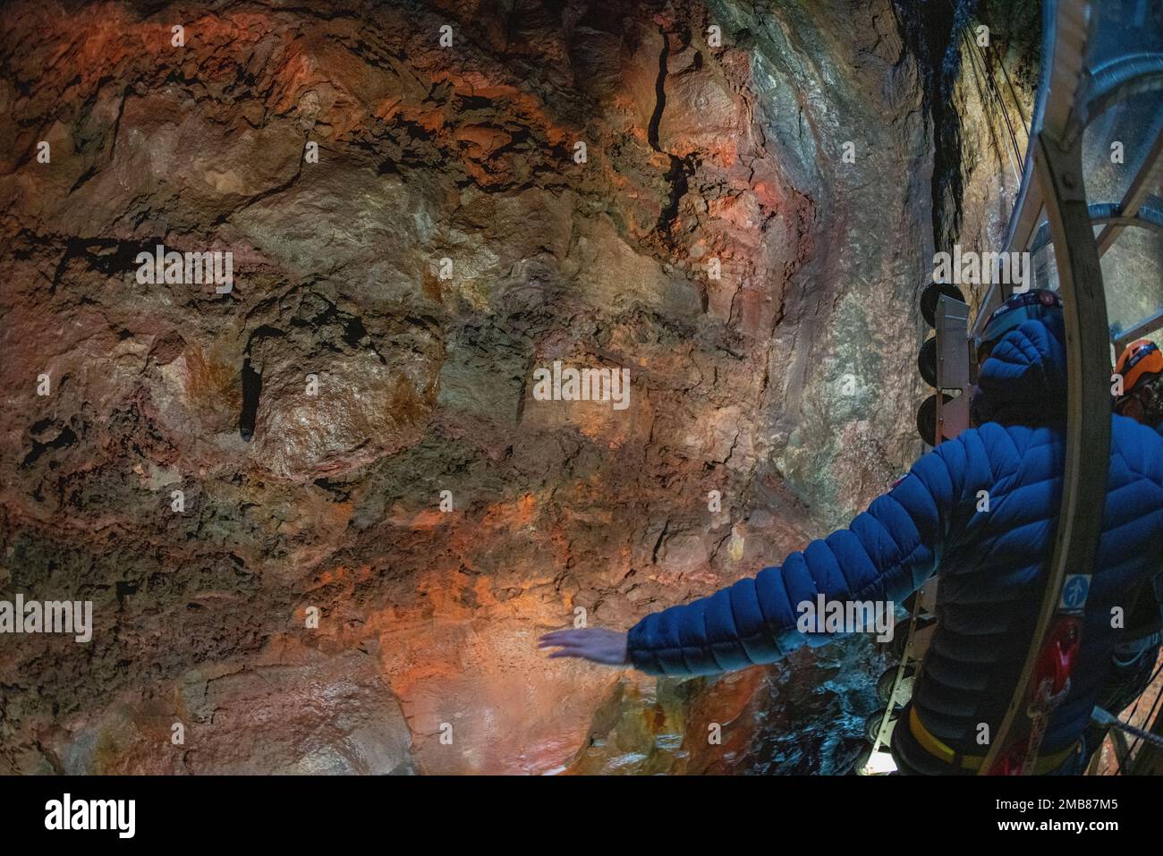 Steigen Sie hinab in den Vulkan Thrihnukagigur in Island. Stockfoto