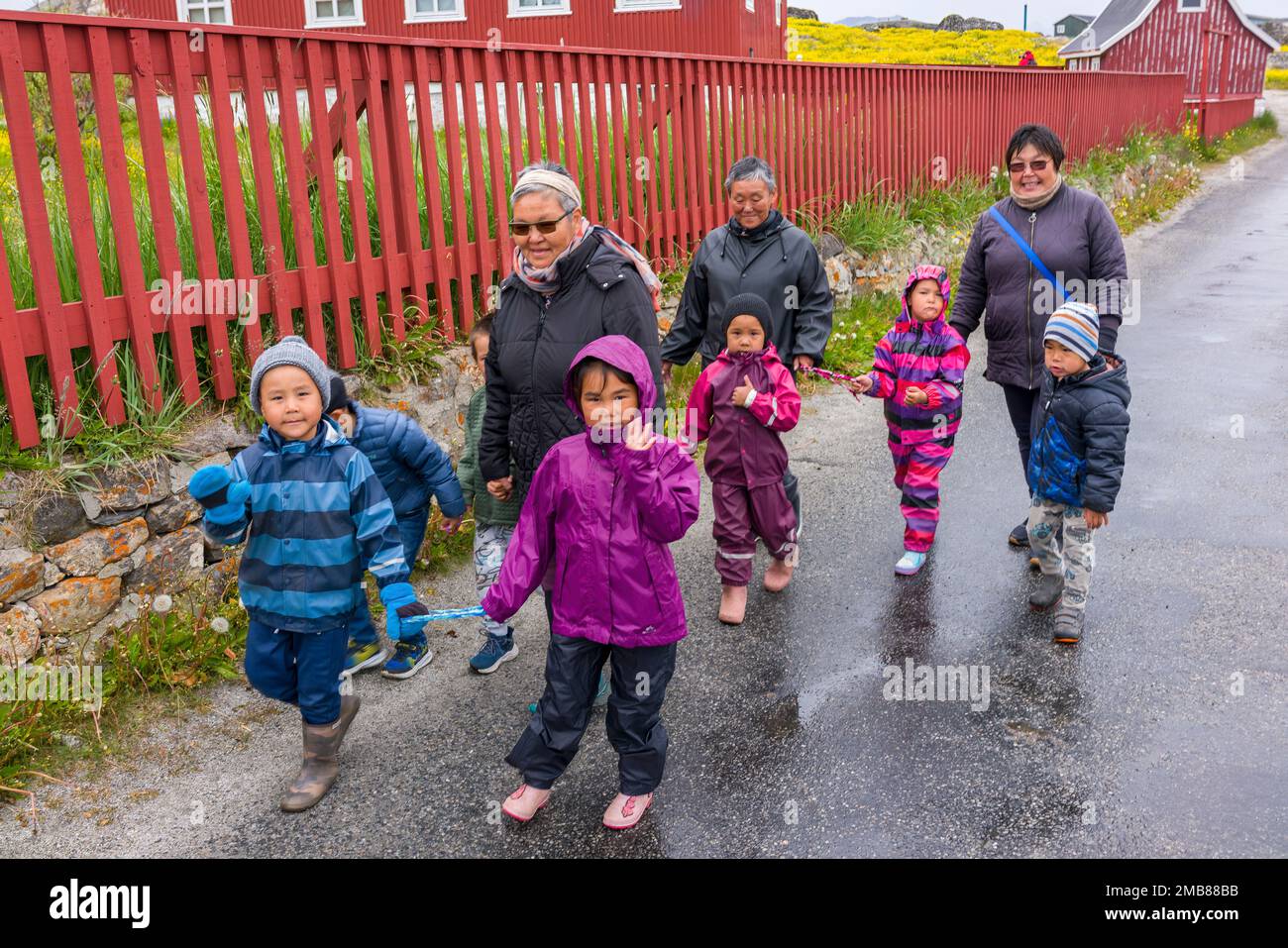 Schulkinder und Lehrer auf einem Spaziergang in Nanortalik in Grönlands südlichster Stadt am Tasermiut Fjord. Stockfoto