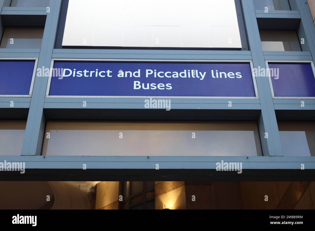 Schild über der Hammersmith U-Bahnstation, an der District und Piccadilly Linie. Stockfoto