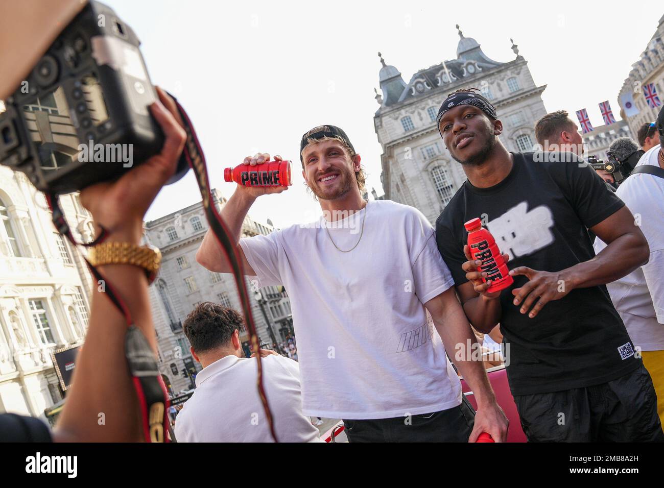 Logan Paul, left, and KSI, pose for photographers as they promote an energy drink whilst on an open top bus traveling through London, Friday, June 17, 2022. (AP Photo/Scott Garfitt) Stockfoto