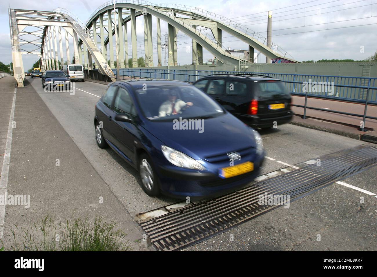 Niederlande, Utrecht. Autos und Züge passieren eine Brücke mit einer Stahldehnung Stockfoto