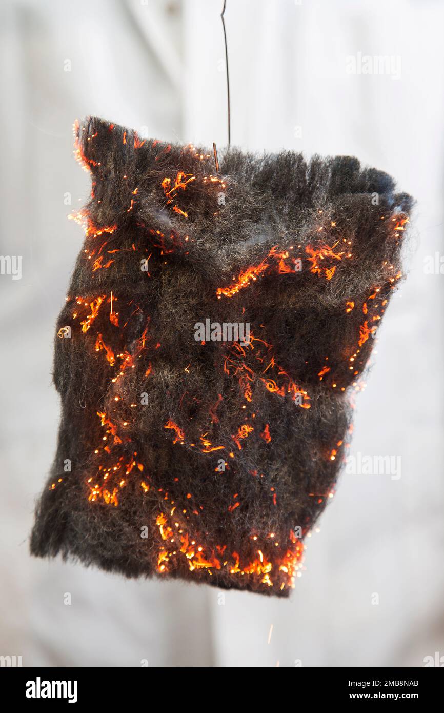 Auseinandergerollte Stahlwolle hat eine große Oberfläche und kann daher leicht verbrennen Stockfoto