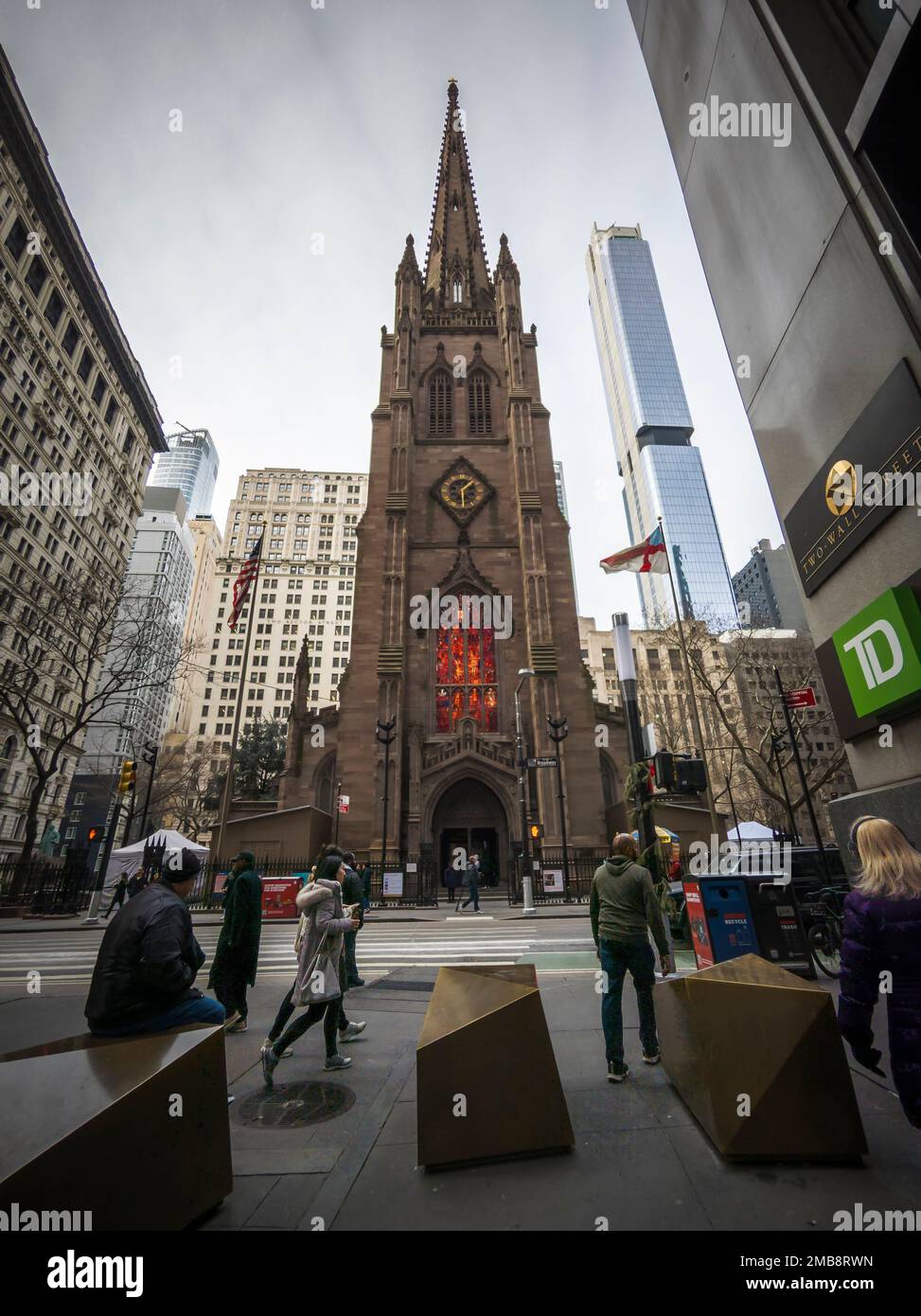 Das Buntglas in der Trinity Church im Financial District von New York, wo Alexander Hamilton begraben ist, wird am Mittwoch, den 11. Januar 2023 beleuchtet. Aufgrund des anhaltenden Erfolgs des Musicals „Hamilton“ am Broadway nehmen das Interesse und der Touristenverkehr der mit ihm verbundenen Stätten immer noch zu. (© Richard B. Levine) Stockfoto