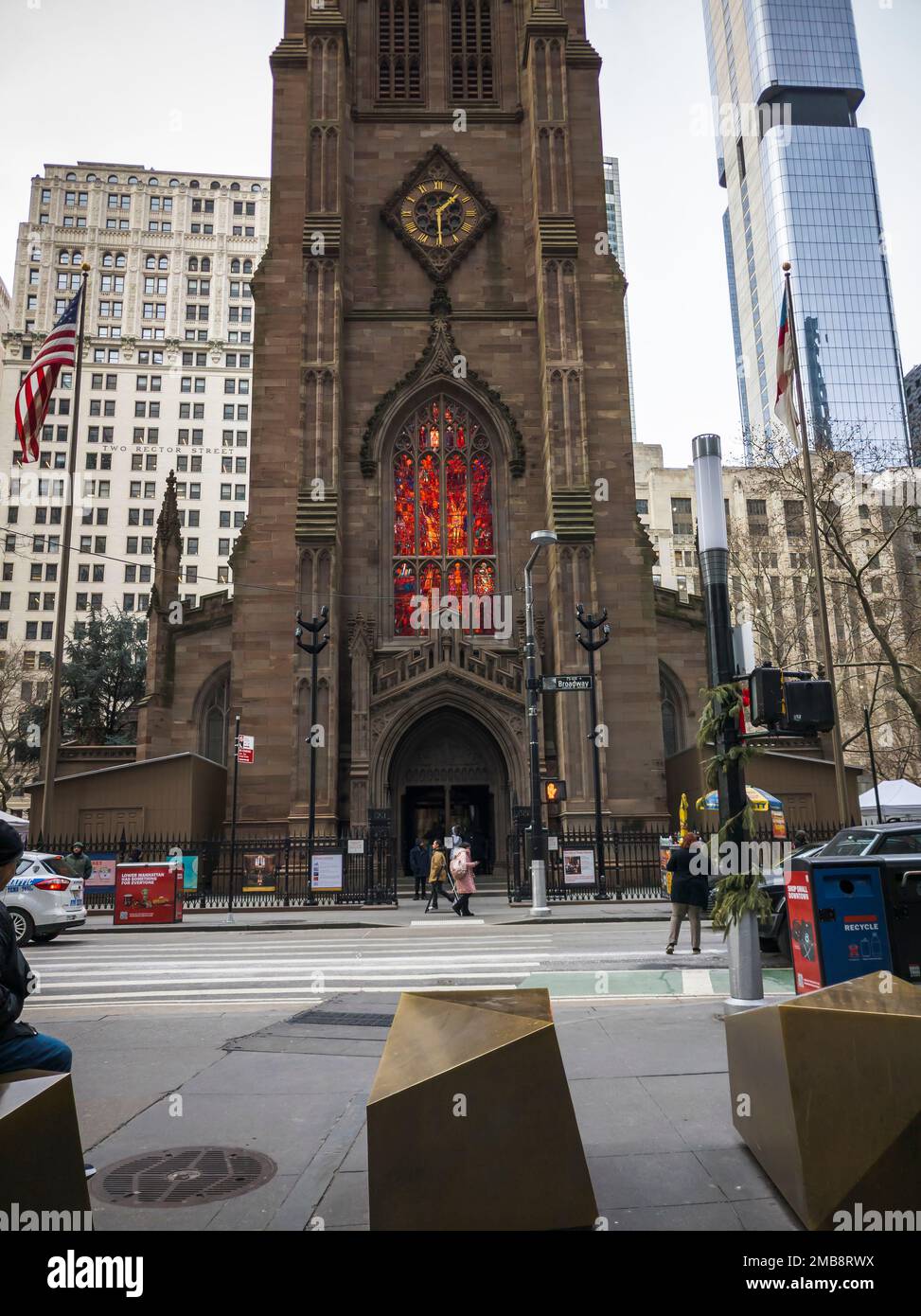 Das Buntglas in der Trinity Church im Financial District von New York, wo Alexander Hamilton begraben ist, wird am Mittwoch, den 11. Januar 2023 beleuchtet. Aufgrund des anhaltenden Erfolgs des Musicals „Hamilton“ am Broadway nehmen das Interesse und der Touristenverkehr der mit ihm verbundenen Stätten immer noch zu. (© Richard B. Levine) Stockfoto