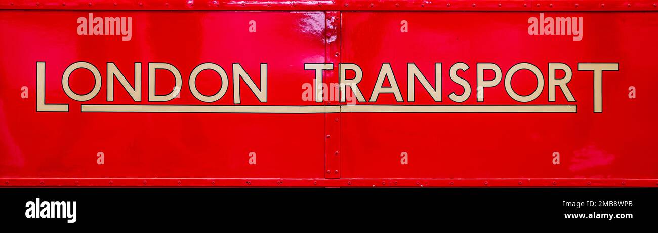 London Transport-Schild auf rotem Doppeldeckerbus. Stockfoto