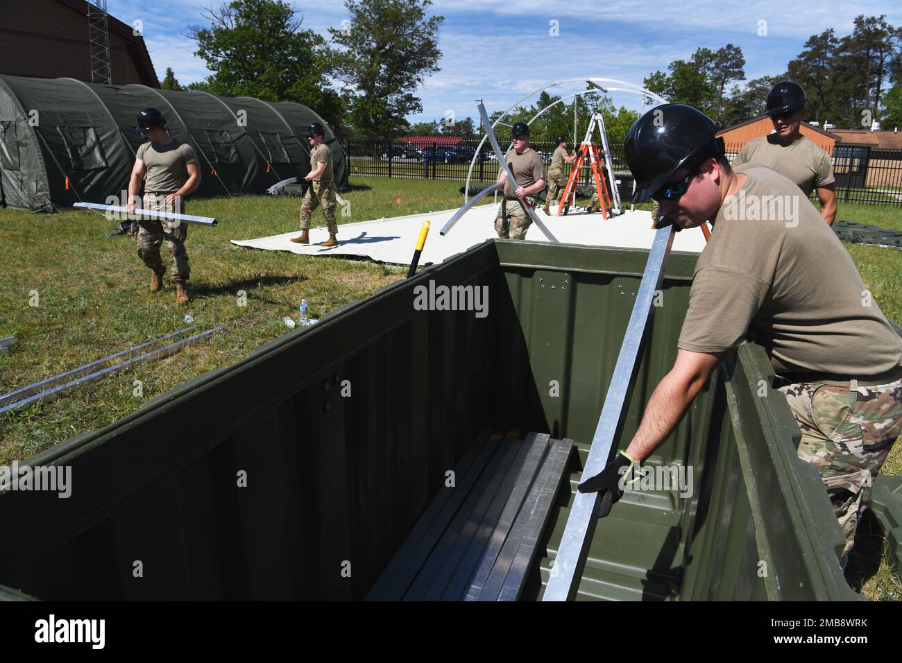 Am 13. Juni 2022 zerbrachen Flugzeuge der 123. Luftwaffe ein Zelt während Agile Rage 22 im Alpena Combat Readiness Training Center in Michigan. Agile Rage 22 konzentriert sich auf jährliche Währungs- und Kompetenzwerte, zukünftige Konzepte und die Aufrechterhaltung einer kriegsbereiten Haltung für Mitglieder der Air National Guard. Stockfoto