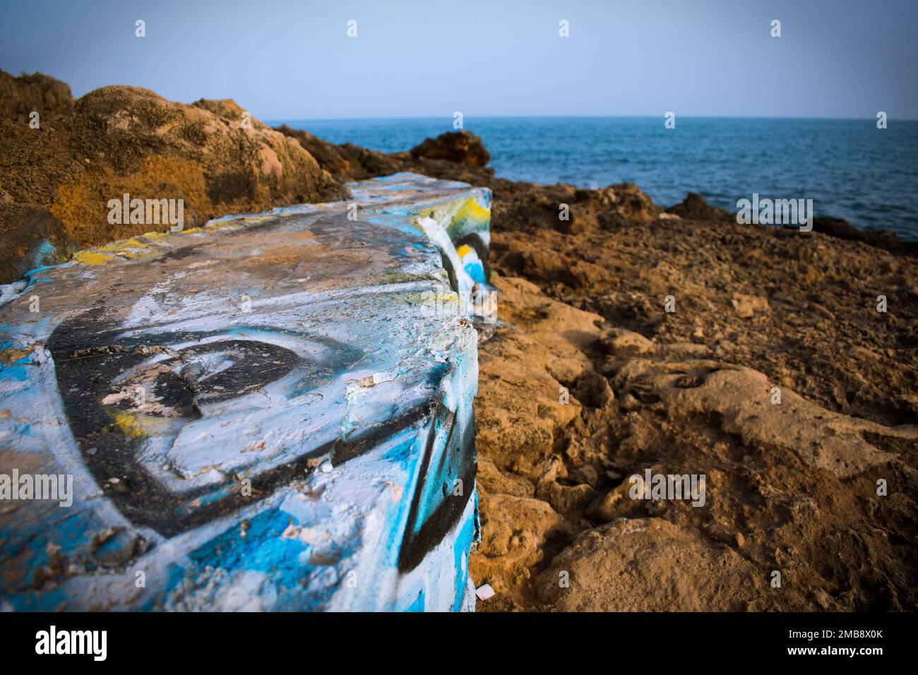 Spritzen Sie einen Fisch auf die Felsen im Meer Stockfoto
