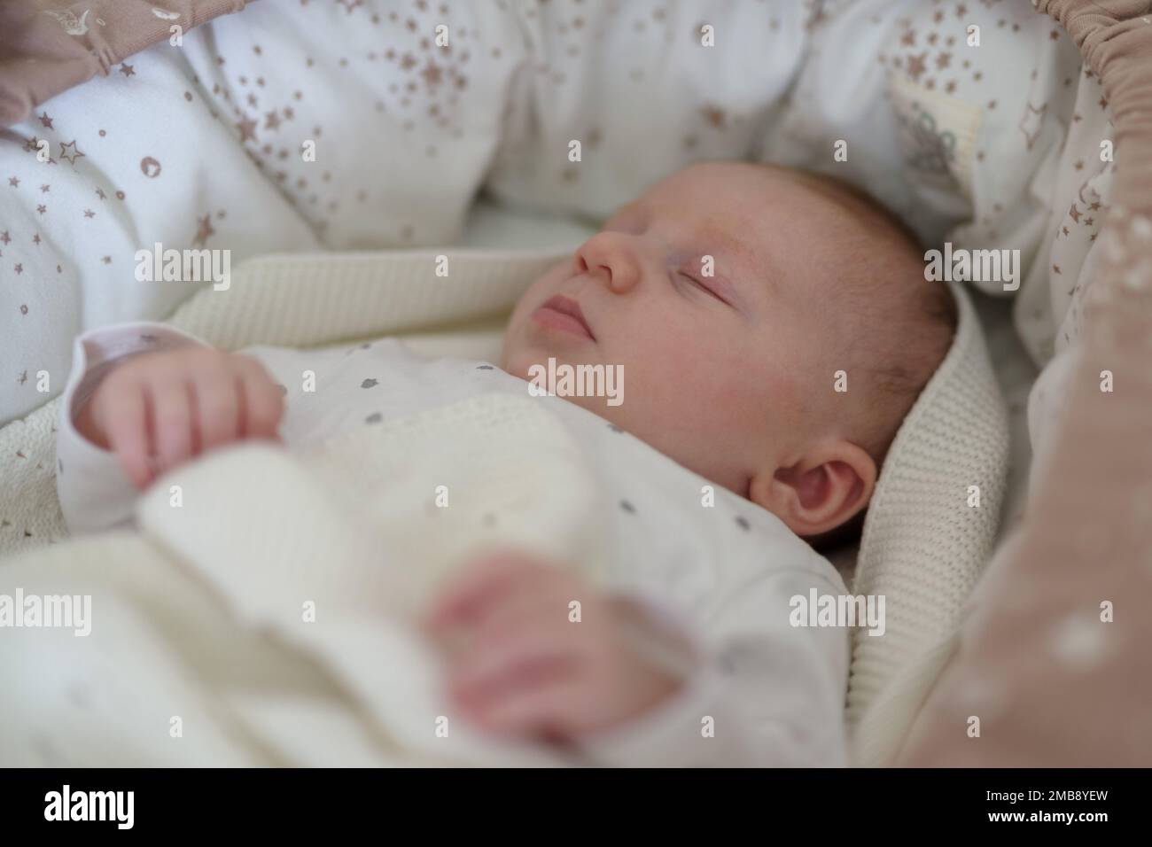 Ein 1 Monate alter Junge schläft Stockfoto