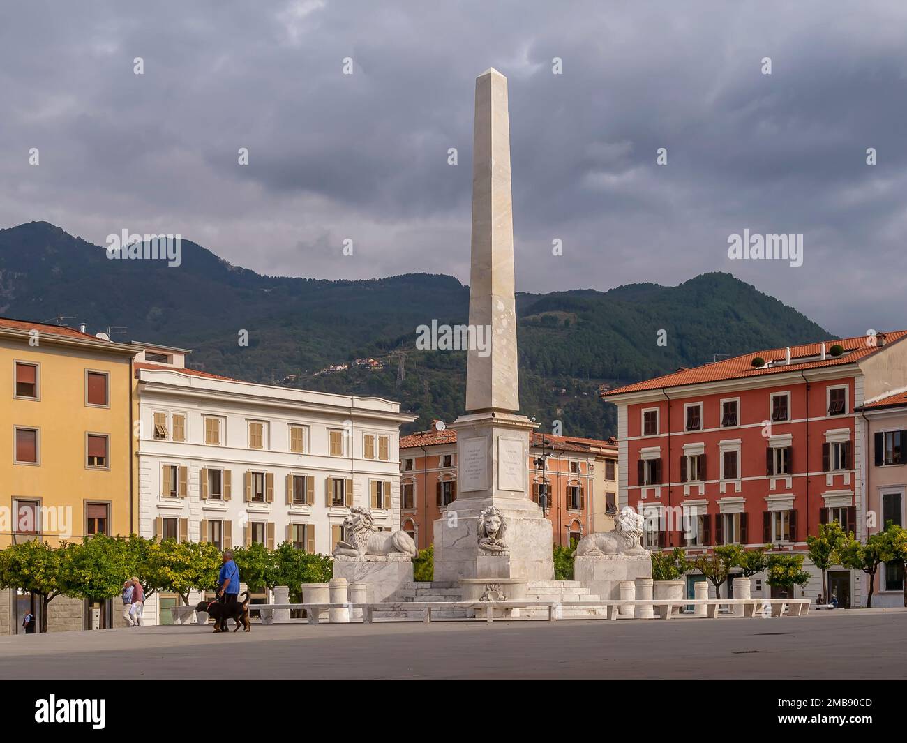 Der Obelisk auf der Piazza Aranci, Massa, Italien, unter einem dramatischen Himmel Stockfoto