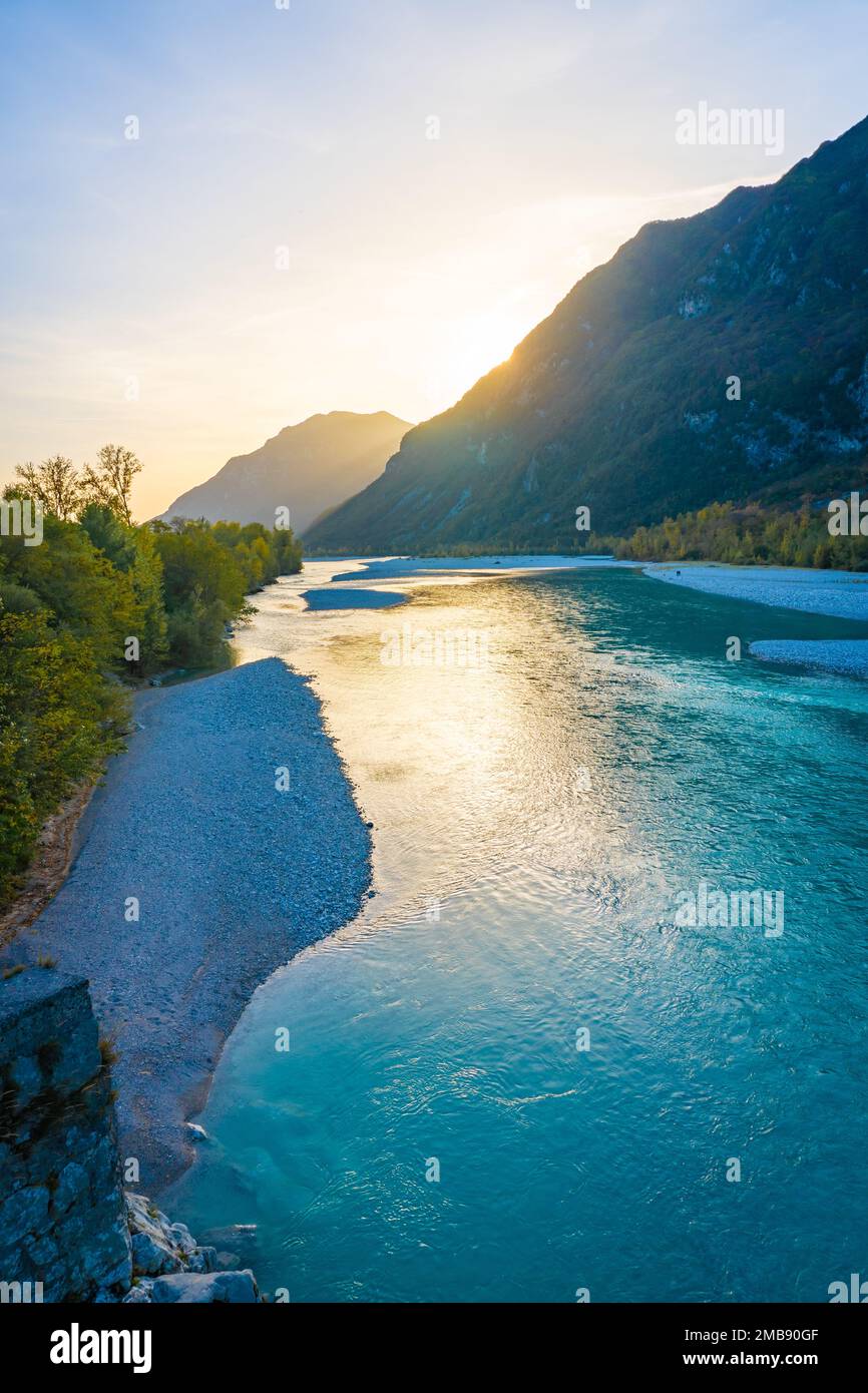 Tagliamento in der Nähe von Venzone in Norditalien im Spätsommer und Herbst. Berühmter Fluss, der die Alpen mit der Adria verbindet. Stockfoto