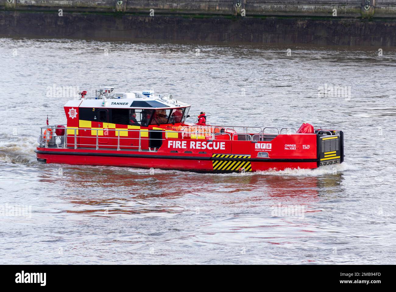 Feuerwehr-Rettungsschiff Tanner on the River Thames, London, Großbritannien. Feuerschiff Stockfoto