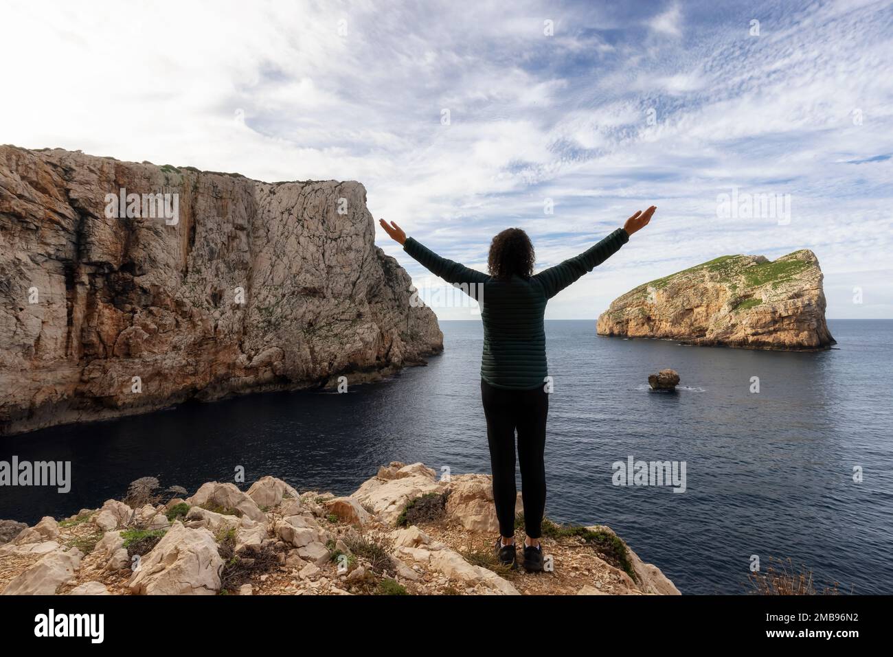 Abenteuerlustige Frau an einer Rocky Coast am Mittelmeer. Sardinien, Italien Stockfoto