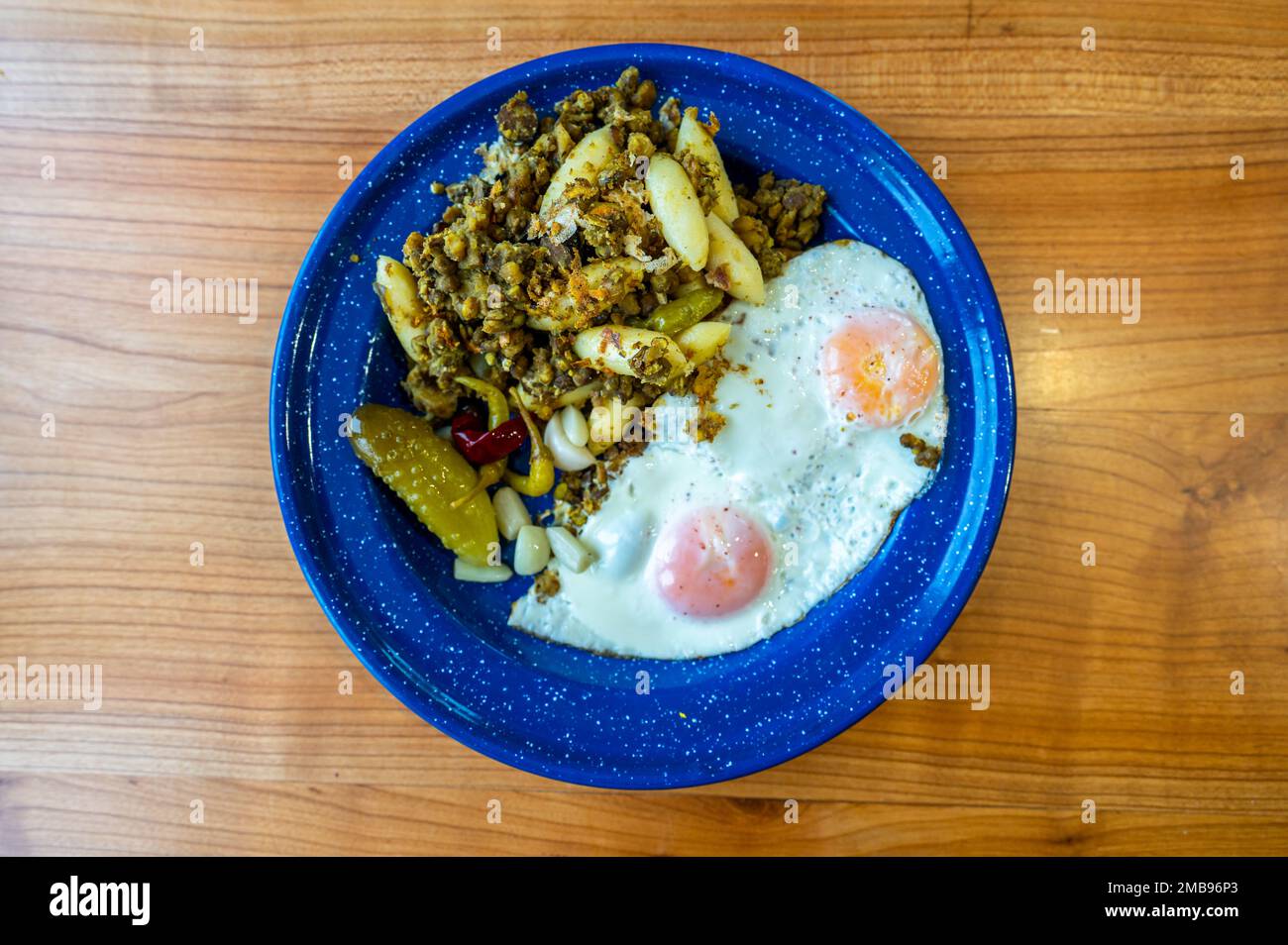 Gesundes und köstliches hausgemachtes Abendessen auf einem Teller. Spiegeleier, Gemüse und Pulses dal. Stockfoto