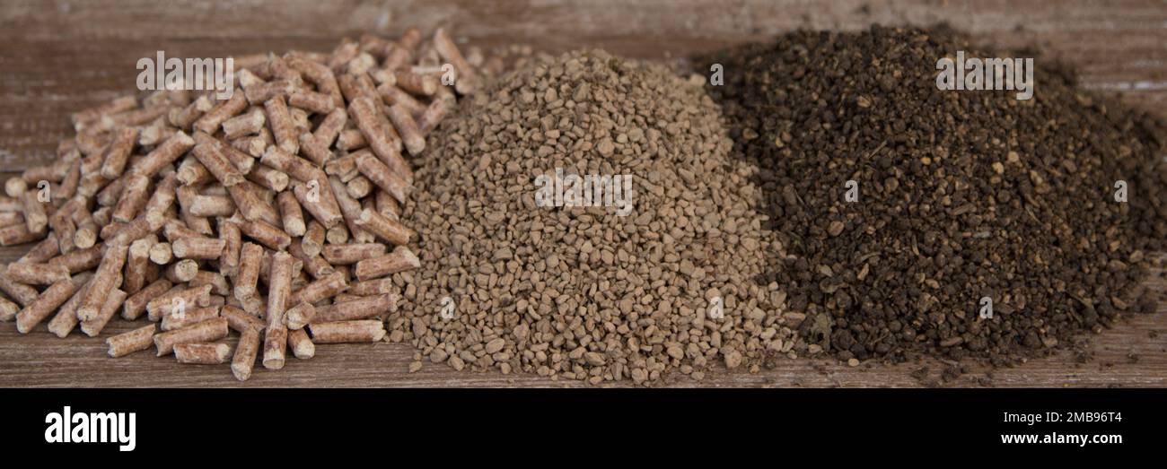 Bild eines kleinen Haufens von Pellets, Erdnüssen und Oliventresteröl. Verschiedene Arten von Heizstoffen für Biomassekessel. Horizontales Banner Stockfoto