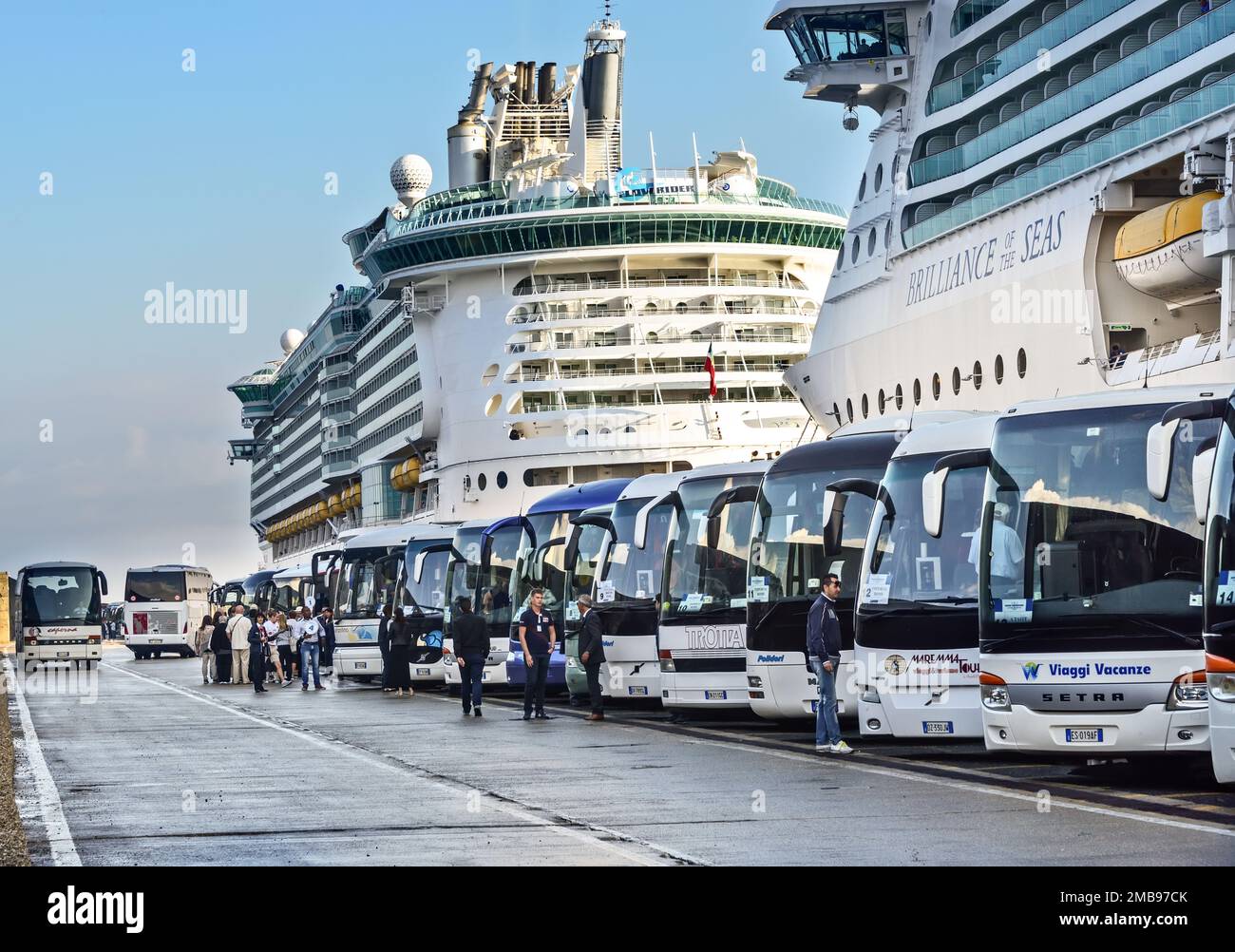 Rom, Italien - 10. Juni 2016: Busrundfahrten und Reiseleiter warten am Kreuzfahrthafen auf Passagiere, die Touren durch die Stadt Rom planen. Stockfoto