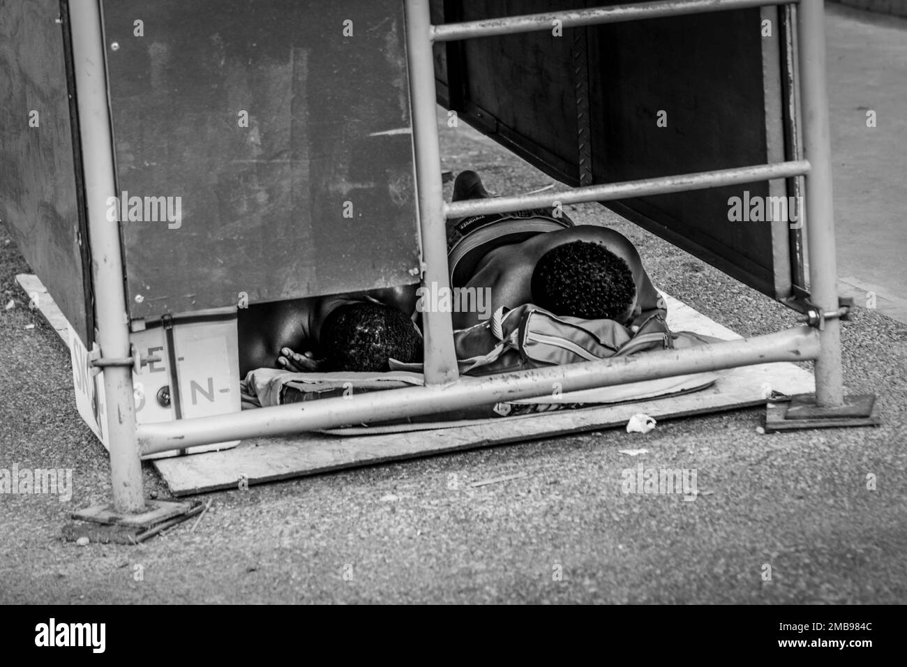 Salvador, Bahia, Brasilien - 09. Februar 2018: Straßenverkäufer schläft nach der Karnevalsnacht in der Stadt Salvador in Bahia auf der Straße. Stockfoto