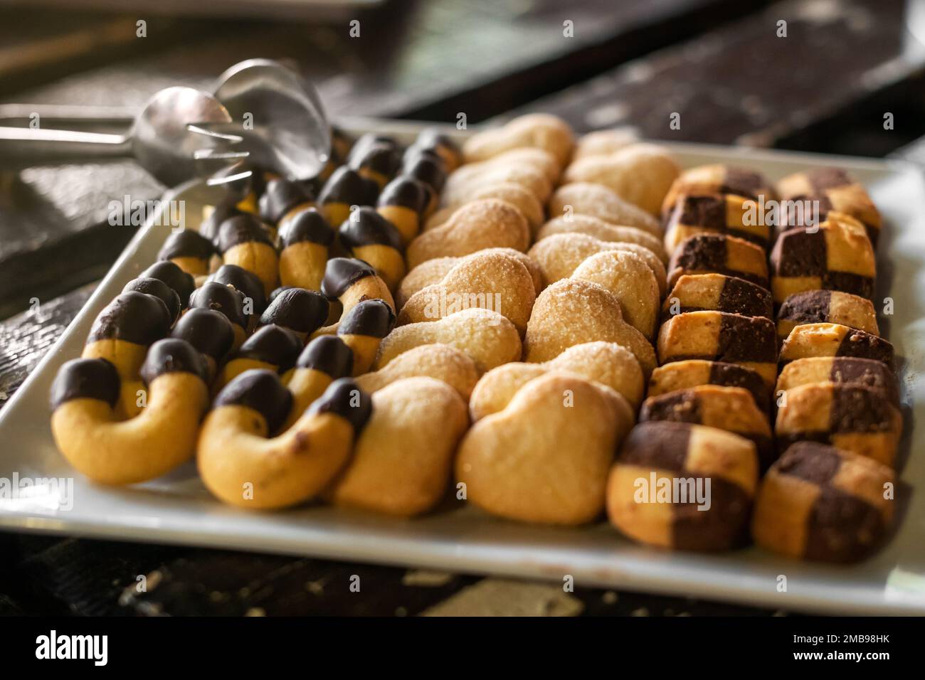 Hohe Auswahl an frisch gebackenen Shortbread-Plätzchen, hufeisenförmig, Herz- und quadratisch geformt Stockfoto