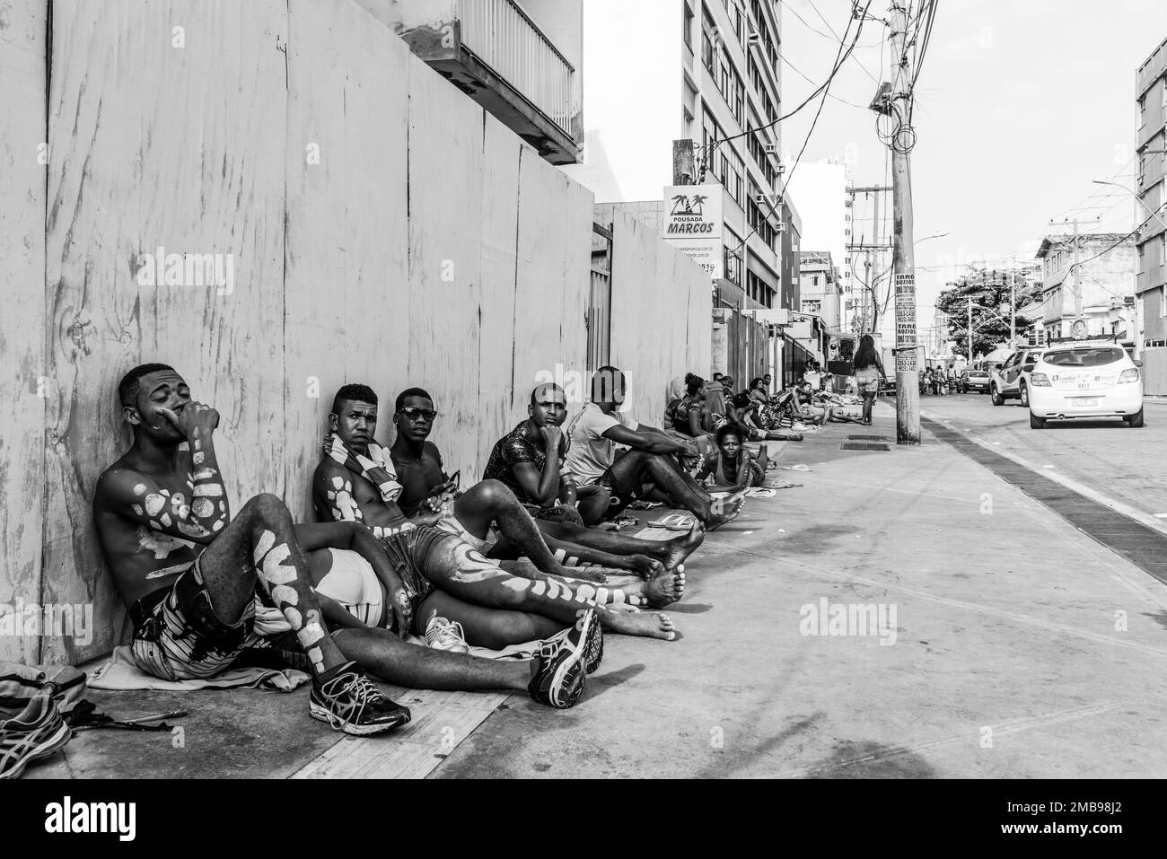 Salvador, Bahia, Brasilien - 09. Februar 2018: Menschen auf den Straßen von Salvador, Bahia, nach der Karnevalnacht. Stockfoto