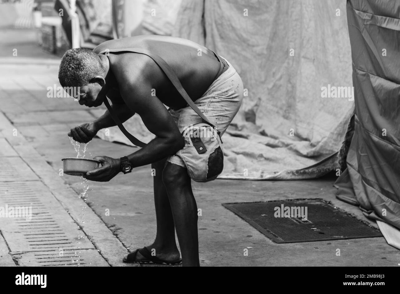 Salvador, Bahia, Brasilien - 09. Februar 2018: Menschen waschen sich nach der Karnevalsnacht in der Stadt Salvador, Bahia. Stockfoto