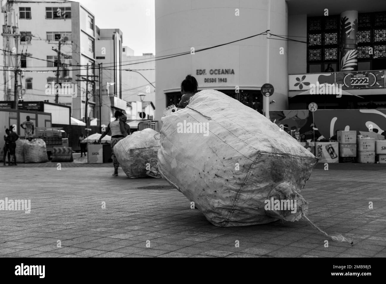 Salvador, Bahia, Brasilien - 09. Februar 2018: Nach der Karnevalsnacht in Salvador, Bahia, werden Bierdosenpflücker mit riesigen Taschen gesehen. Stockfoto