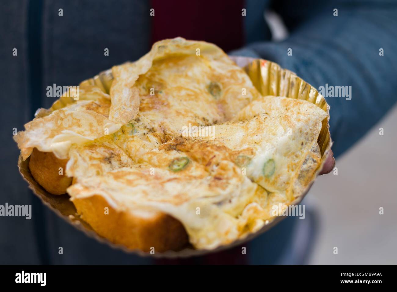 Eiertoast oder Eiersandwich mit Brot und Spiegelei-Omelette, serviert auf einem Pappteller als Frühstück oder Snack in kalkutta indien. Es ist sehr beliebt Stockfoto