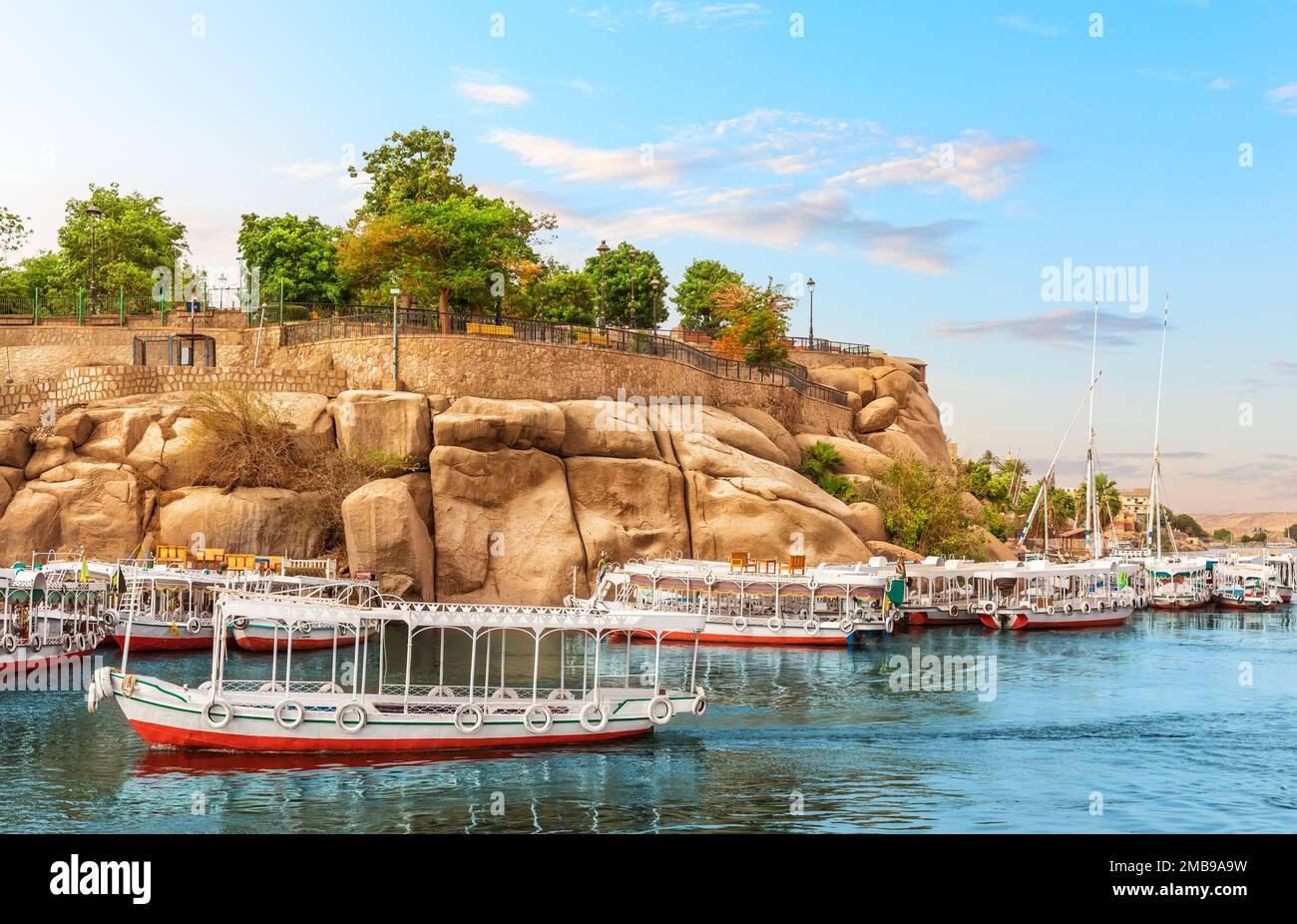 Traditionelle, farbenfrohe ägyptische Boote auf dem Nil in der Nähe der Ufer von Assuan, Ägypten Stockfoto