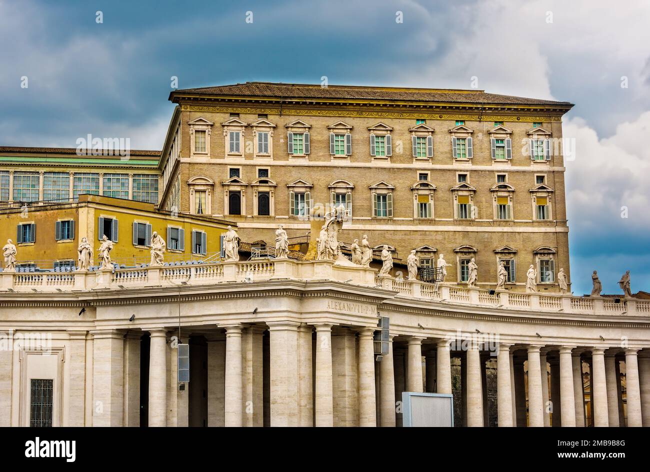 Vatikanstadt, Staat Vatikanstadt - 10. Juni 2016: Apostolischer Palast, offizielle Residenz des Papstes, auch bekannt als Papstpalast. Stockfoto