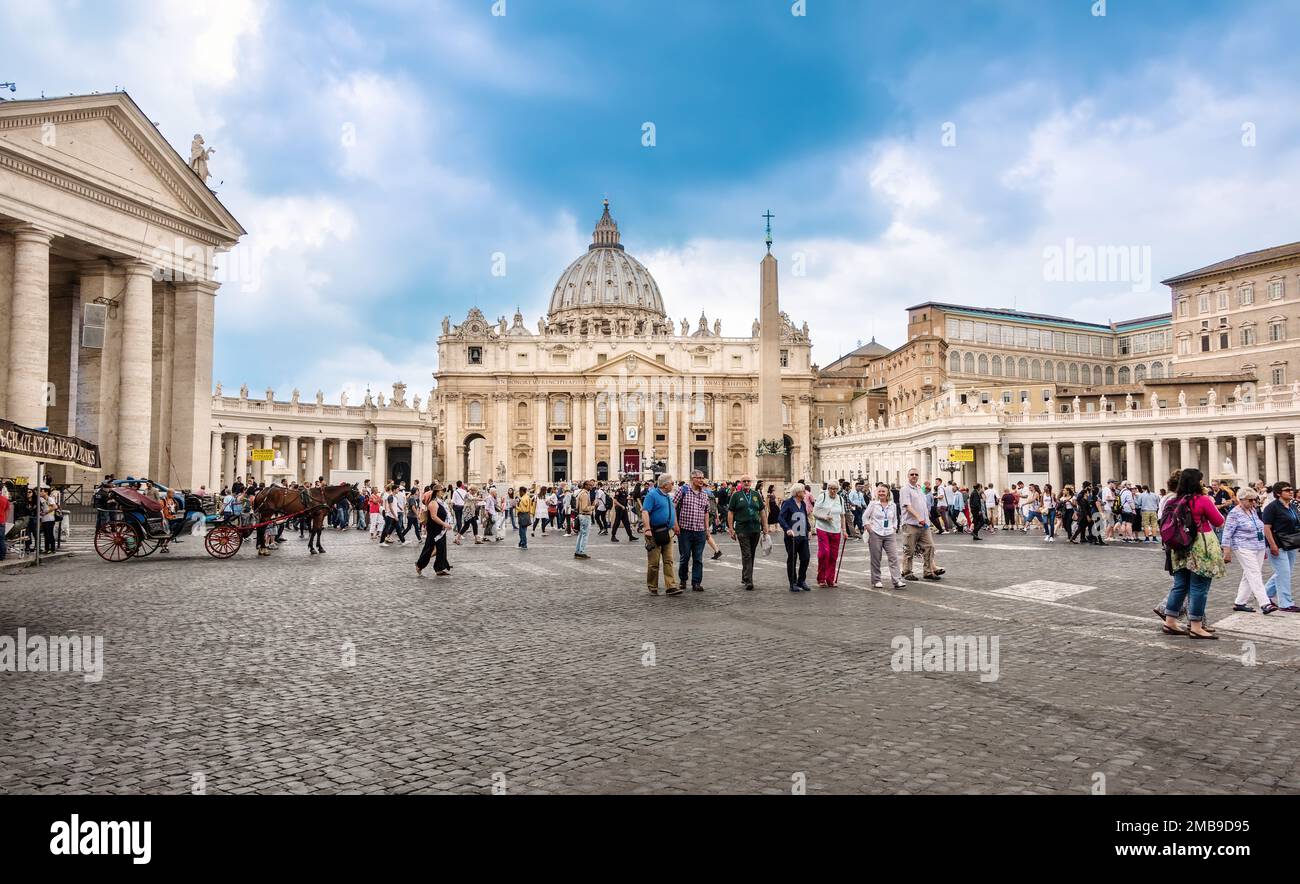 Vatikanstadt, Staat Vatikanstadt - 10. Juni 2016: Touristen strömen durch St. Petersdom in St. Petersplatz. Stockfoto