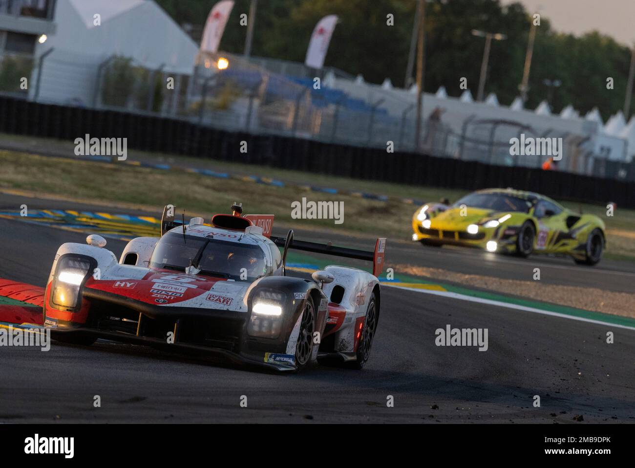 Toyota Gazoo Racing car a Toyota GR010 Hybrid with Sebastien Buemi of Switzerland, Brendon Hartley of New Zealand and Ryo Hirakawa of Japan takes a curve during the 24-hour Le Mans endurance race in Le Mans, western France, Sunday June 12, 2022. (AP Photo/Jeremias Gonzalez) Stockfoto