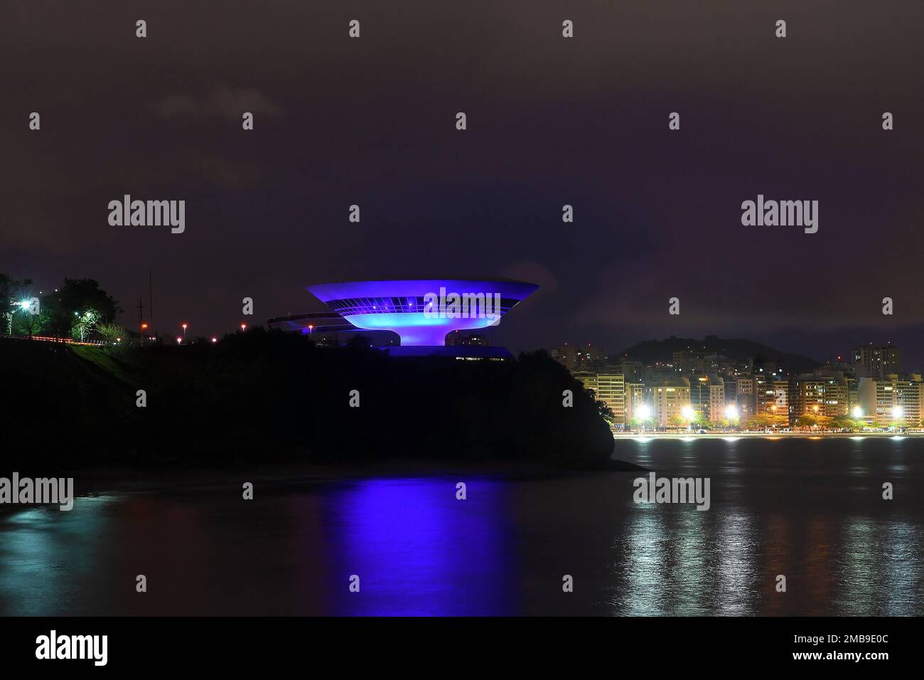 Niteroi, Brasilien, 21. September 2019. Museum für zeitgenössische Kunst - MAC, in Niterói. Erhält besondere Beleuchtung zu Ehren des Internationalen Alzheimer-Tages Stockfoto