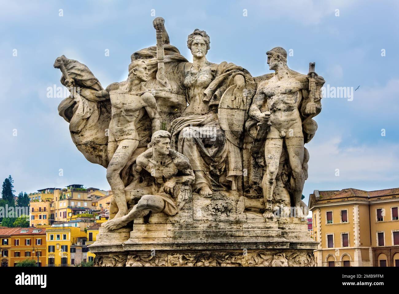 Römische Skulptur auf der Brücke Ponte Vittorio Emanuele II in Rom. Stockfoto