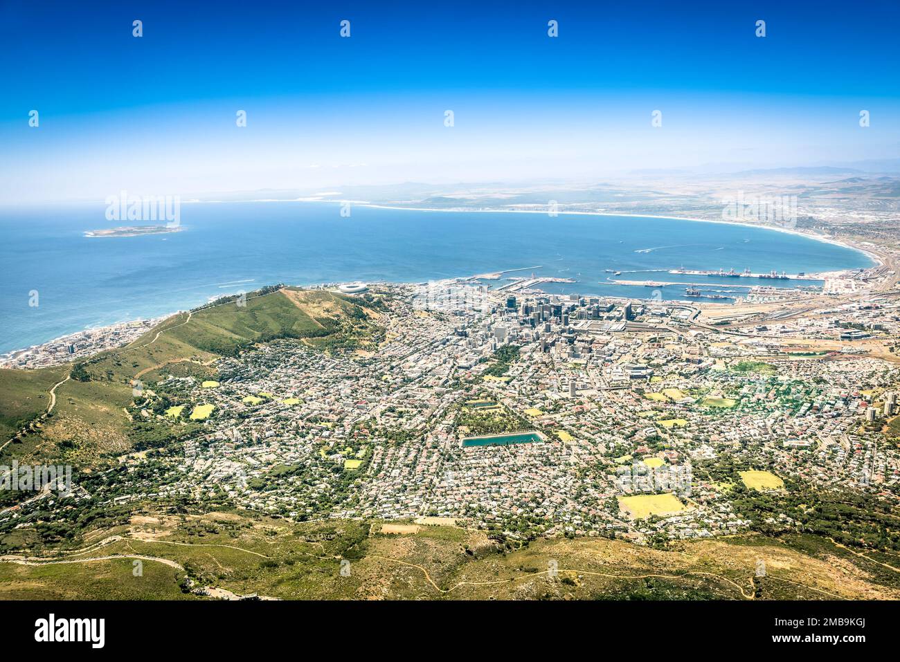 Luftaufnahme der Skyline von Kapstadt vom Aussichtspunkt - Südafrikanische Stadtbesichtigung - Ausflug zum Panoramablick im modernen Sieben Naturwunder Tabl Stockfoto