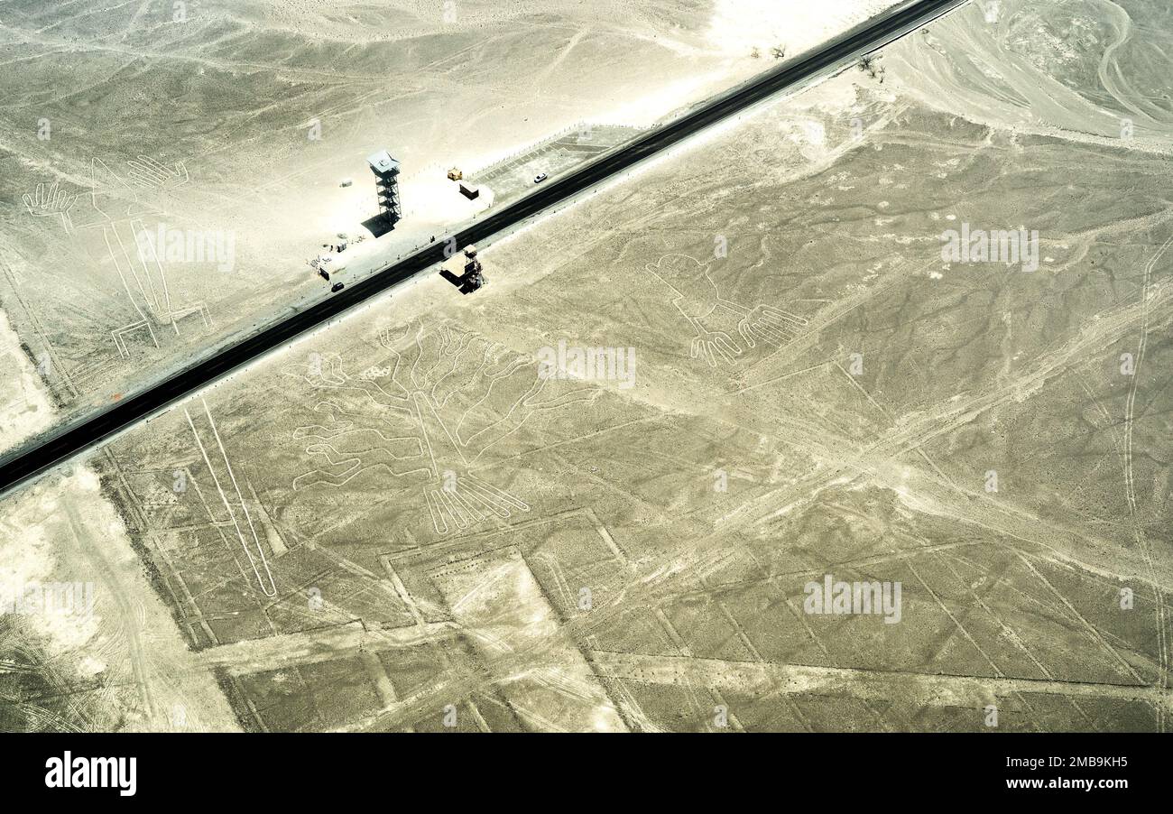 Luftaufnahme der Geoglyphe in der Wüste Nazca - Reisekonzept mit exklusivem Ziel in Peru - Naturwunder in südamerika Abenteuerausflug Stockfoto