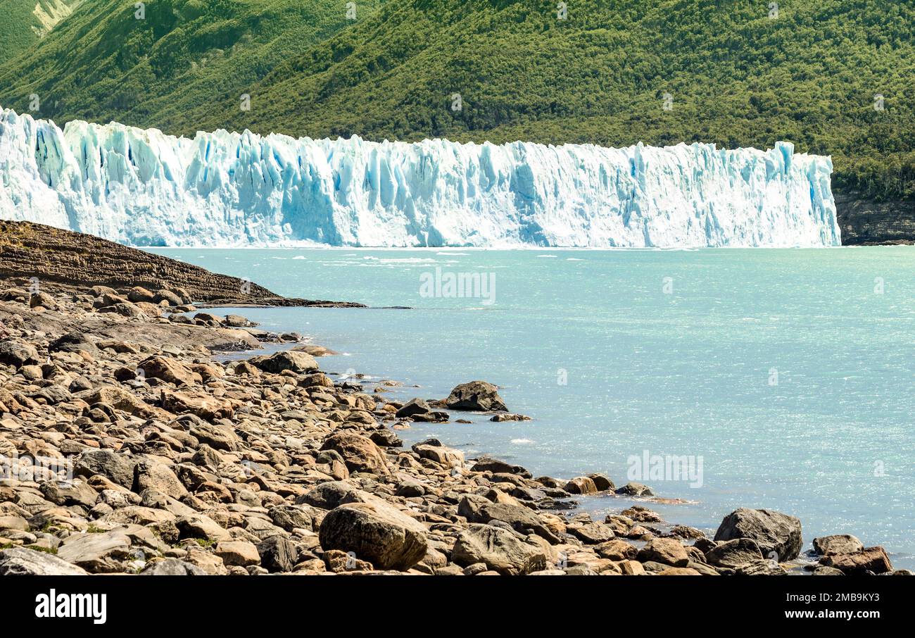 Panoramablick auf den Perito-Moreno-Gletscher im argentinischen Patagonien - weltberühmtes Naturwunder des südamerikanischen Landes Argentinien - Natural az Stockfoto