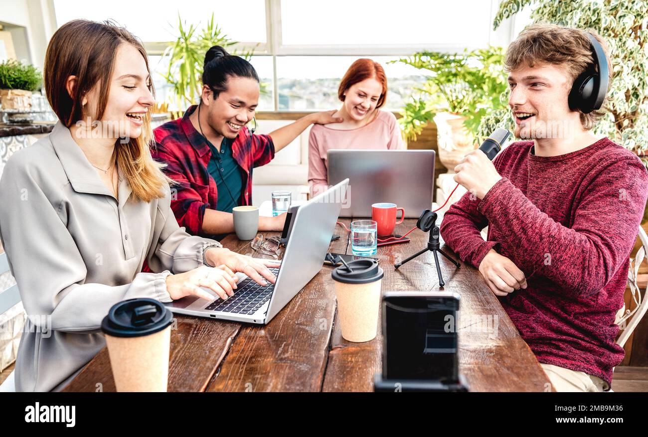 Junge Menschen teilen Inhalte auf einer Streaming-Plattform – modernes Tech-Life-Konzept mit Menschen der nächsten Generation, die Spaß haben, Live-Feeds zu sprechen Interview auf Air Soc Stockfoto