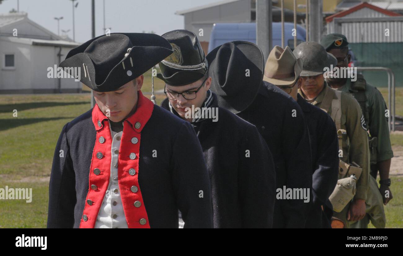 Soldaten, die der Bravo Company zugewiesen wurden, 7. Armee Unkommissionierte Offiziersakademie, präsentieren historische Uniformen, die während der Abschlussfeier des Grundlagenkurses 07-22 in Grafenwoehr, Deutschland, am 14. Juni 2022 in der Geschichte der Armee getragen wurden. Soldaten trugen historische Uniformen, um die Geschichte der Armeeuniform für Überstunden zum 247. Geburtstag der Armee zu repräsentieren. Stockfoto