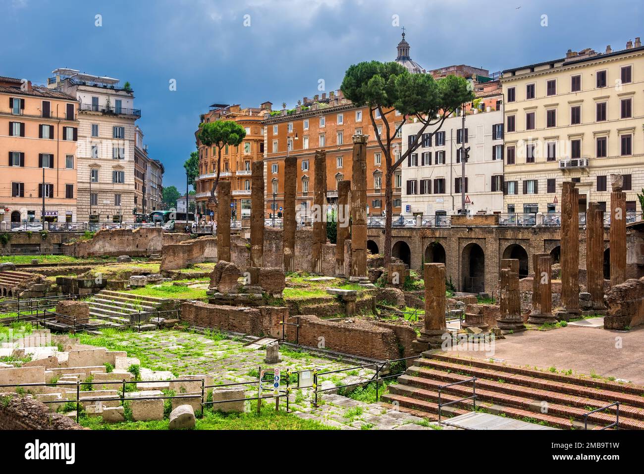 Rom, Italien - 10. Juni 2016: Largo di Torre Argentiina, ein Platz mit vier republikanischen römischen Tempeln und den Überresten des Pompeius-Theaters. Stockfoto