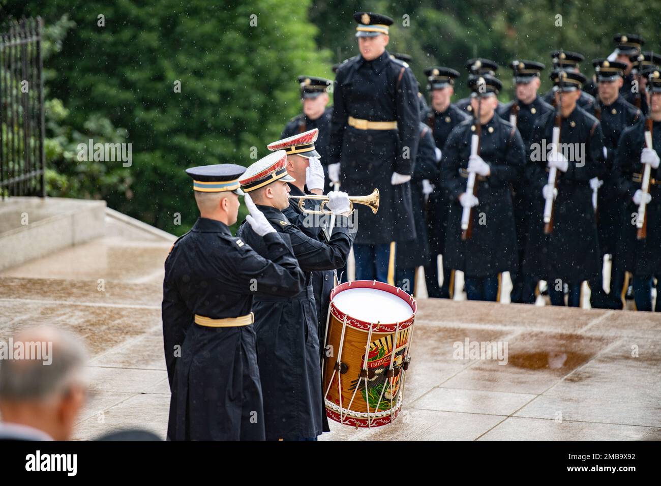 Mitglieder der US Army Band, Pershing's Own, unterstützen eine Army Full Honors Wreath-Legeing am Grab des Unbekannten Soldaten in Anerkennung des Geburtstags der US Army, Arlington National Cemetery, Arlington, Virginia, 14. Juni. 2022. das Vermächtnis der US-Armee wurde über 247 Jahre auf dem Einsatz, dem Mut und dem Heldentum jedes amerikanischen Soldaten aufgebaut. Wir ehren alle, die seit der Gründung der Armee im Jahr 1775 dem Ruf gefolgt sind. anc, Nationalfriedhof arlington, Stockfoto