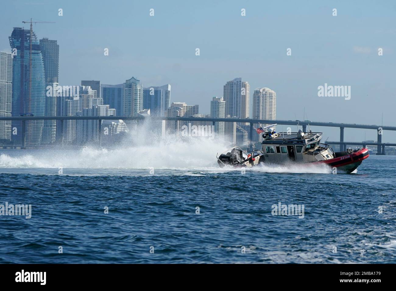 A U.S. Coast Guard 33-foot response boat moves through the water on Biscayne Bay during a media availability, Thursday, June 9, 2022, in Miami. Coast Guard Sector Miami is raising awareness with the public regarding illegal charters and boating safety ahead of the busy summer season. (AP Photo/Lynne Sladky) Stockfoto