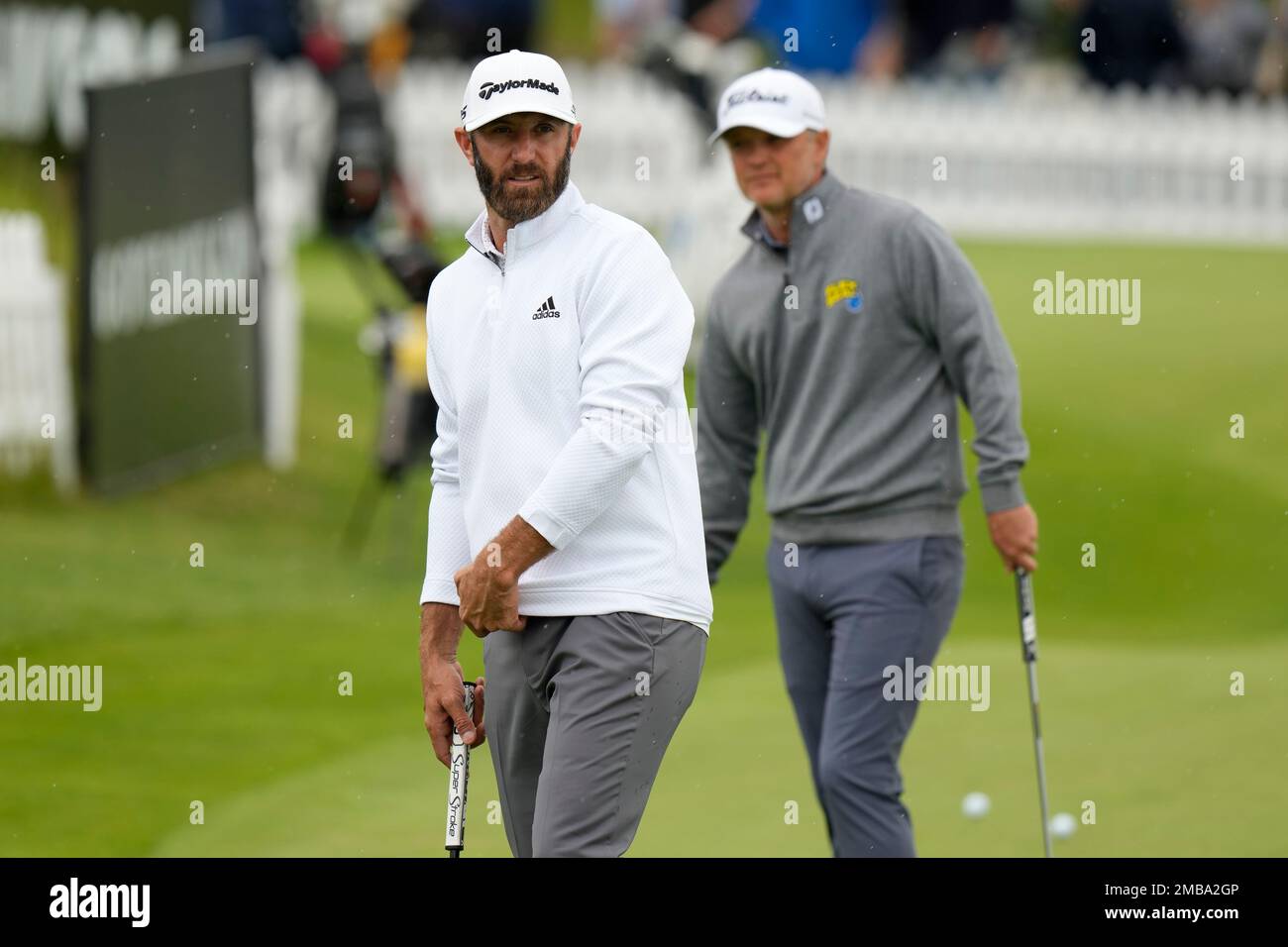 Dustin Johnson of the United States stands on the practice green before the first round of the inaugural LIV Golf Invitational at the Centurion Club in St. Albans, England, Thursday, June 9, 2022. The first LIV Golf Invitational, which offers $25 million in prize money, is taking place outside London starting Thursday. (AP Photo/Alastair Grant) Stockfoto