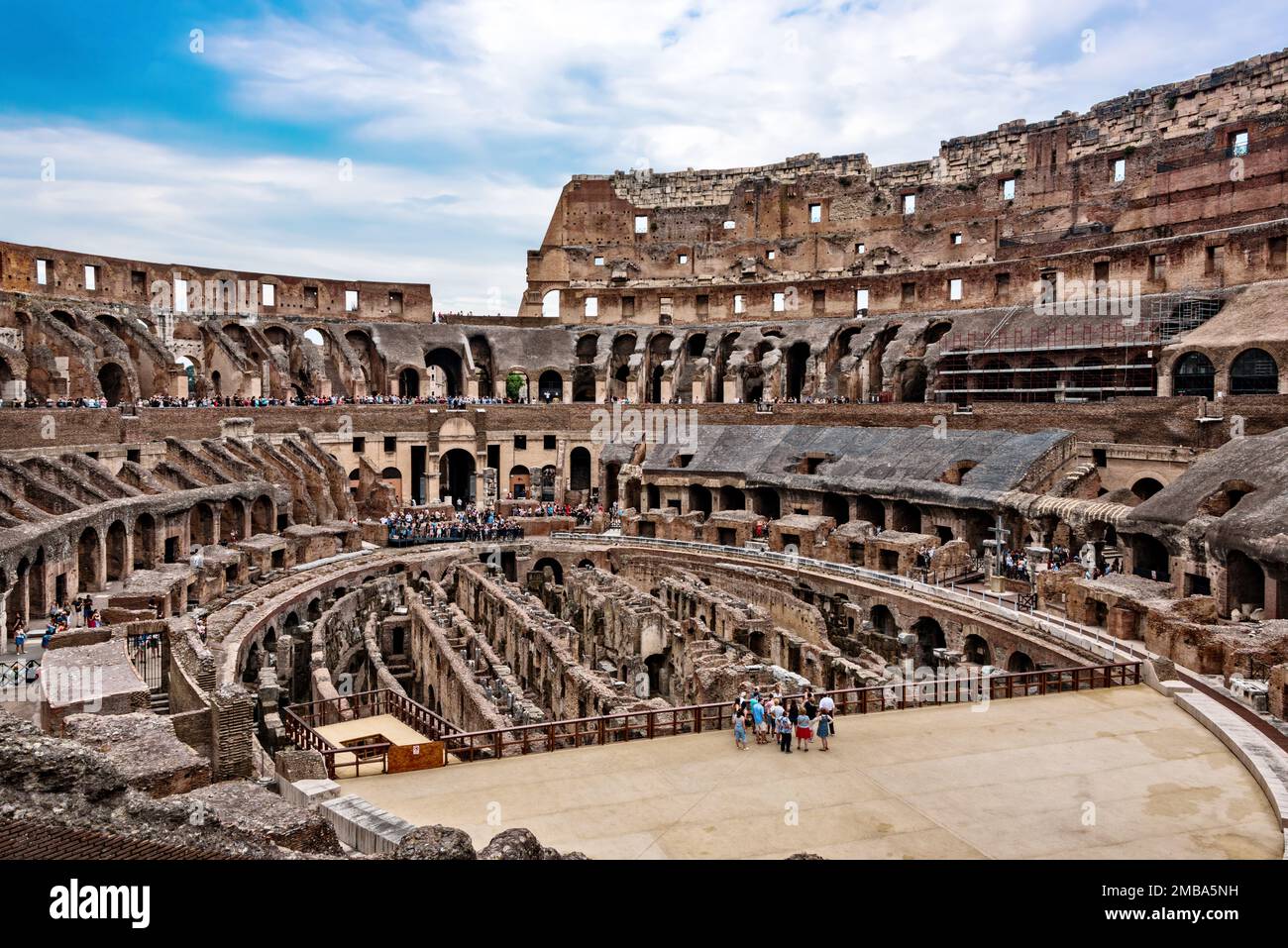 Rom, Italien - 10. Juni 2016: Touristen im Kolosseum in Rom. Es ist ein ovales Amphitheater im Zentrum der Stadt. Stockfoto