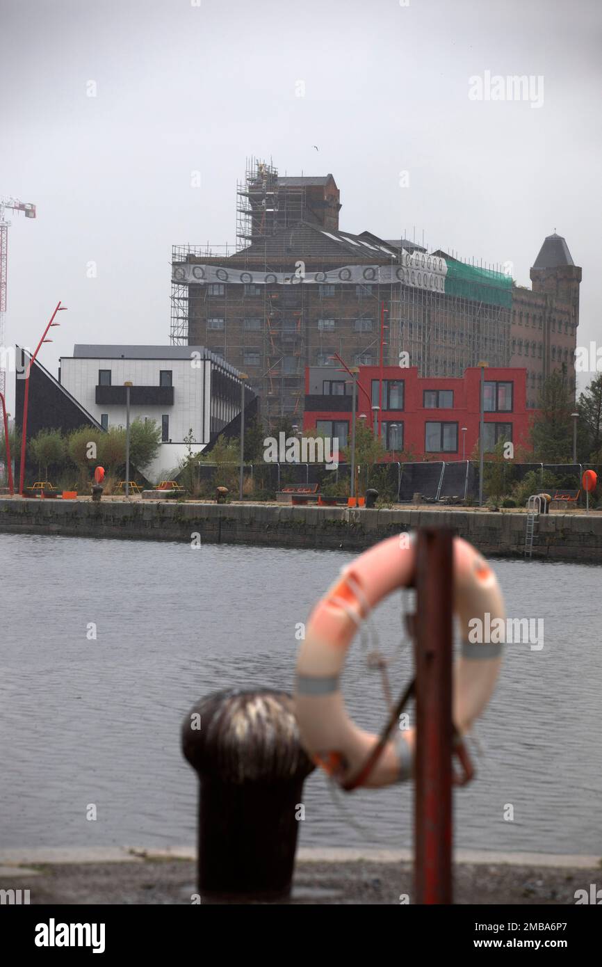 Der Blick über den East Float Dock in Birkenhead in Richtung einer städtischen Splash-Wohnungsbaustelle in Wirral Waters Wirral Waters wird Teil des Liverpool City Region Freeport sein, der kürzlich von der konservativen Regierung angekündigt wurde. Stockfoto