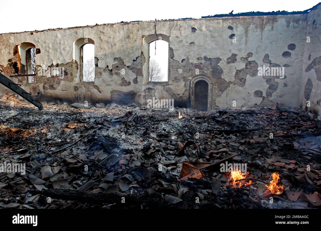 Ein Brand in einer Werkstatt am Donnerstag zur Mittagszeit hatte verheerende Folgen für die Kirche in Älvestad zwischen Klockrike und Fornåsa in der Gemeinde Motala, Schweden. Das Feuer breitete sich auf das Dach der Kirche Älvestad aus, deren älteste Teile aus dem 12. Jahrhundert stammen. Die Kirche wurde vollständig zerstört und zwei Menschen wurden beim Feuer verletzt, darunter ein Feuerwehrmann. Auf dem Bild: Die Überreste in der Kirche am Tag nach dem großen Feuer. Stockfoto