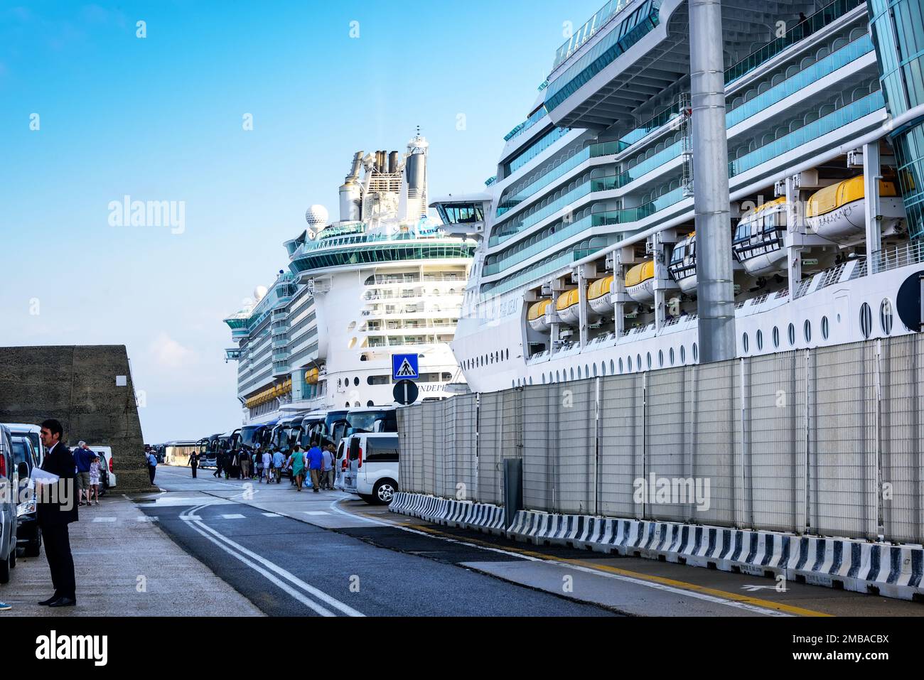 Rom, Italien - 10. Juni 2016: Kreuzfahrtschiffe vor Anker im Hafen von Civitavecchia in der Nähe von Rom. Stockfoto